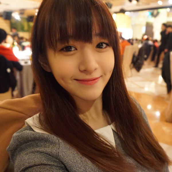 Nụ cười tỏa nắng với má lúm hạt gạo nhỏ xinh