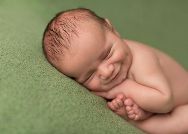 Đi tìm sự thật cơ chế má lúm đồng tiền di truyền