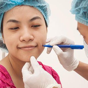 Thẩm mỹ má lúm đồng tiền có ảnh hưởng đến da má không vậy????