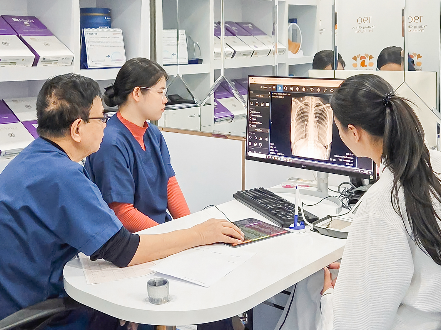 Bác sĩ thăm khám sức khỏe cho khách hàng